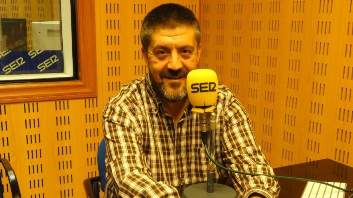 Iñigo Marquínez abrazado al micrófono de la SER.