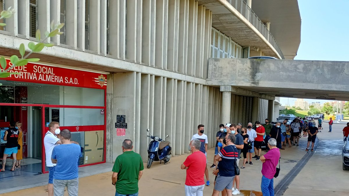 Los aficionados aún tienen la última oportunidad de ver el Almería-Oviedo.