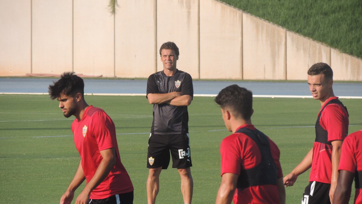 Rubi atento al trabajo de los futbolistas en el Anexo.