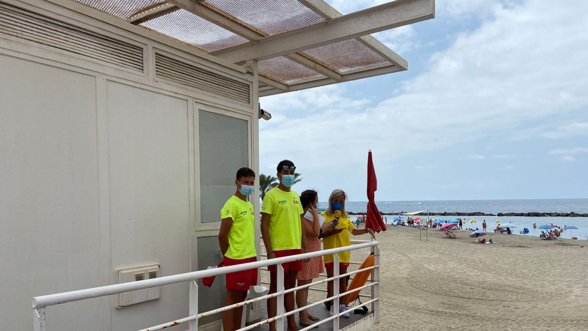 El equipo de socorrismo atendió a La SER desde la torre de control de la playa de El Zapillo
