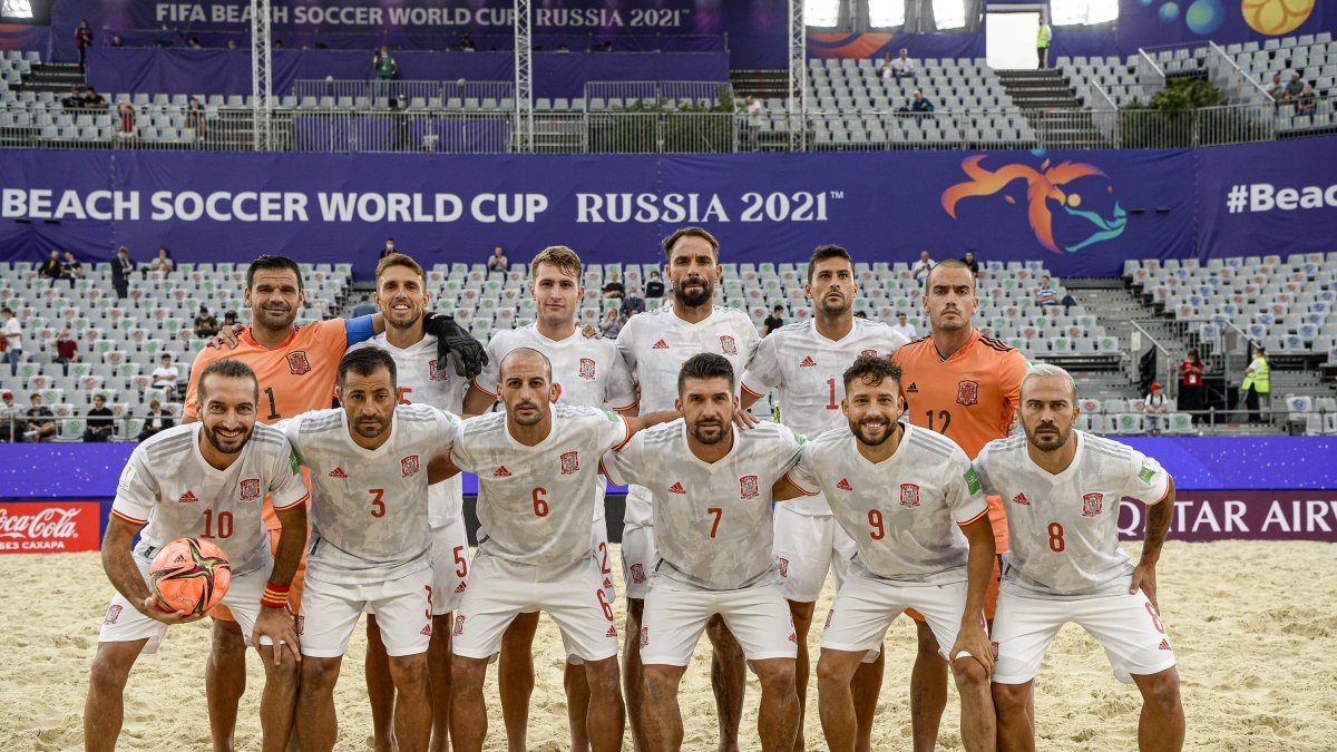 Dona (1), y Antonio José (3), con los compañeros en el partido contra Mozambique.