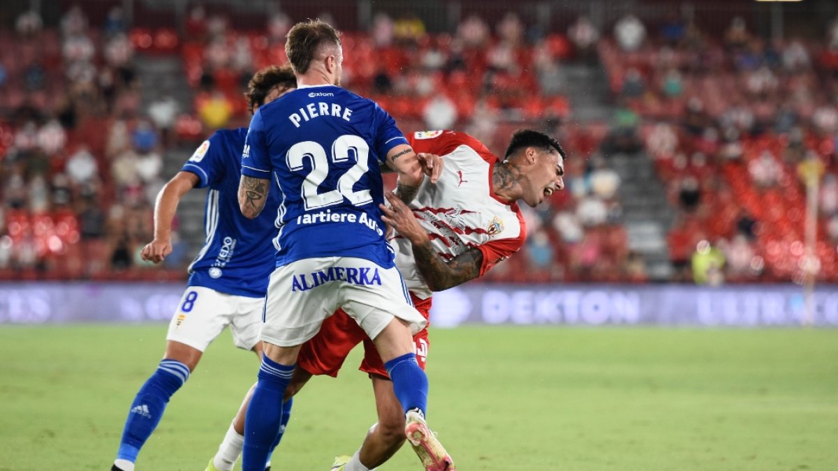 Samú en acción ante el Oviedo.
