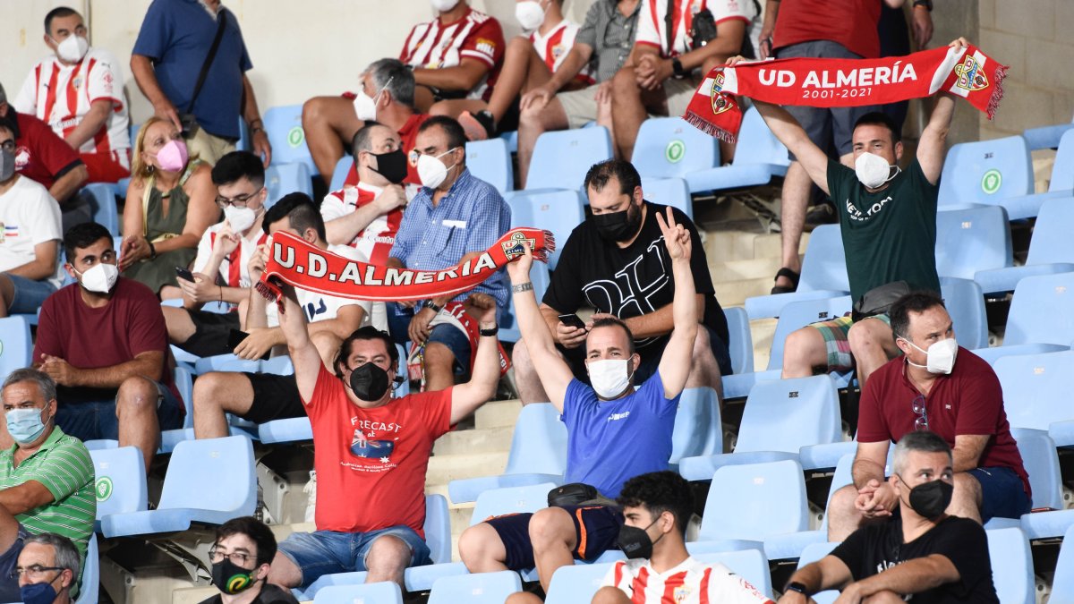 Abonados saludando al fotógrafo de LA VOZ.
