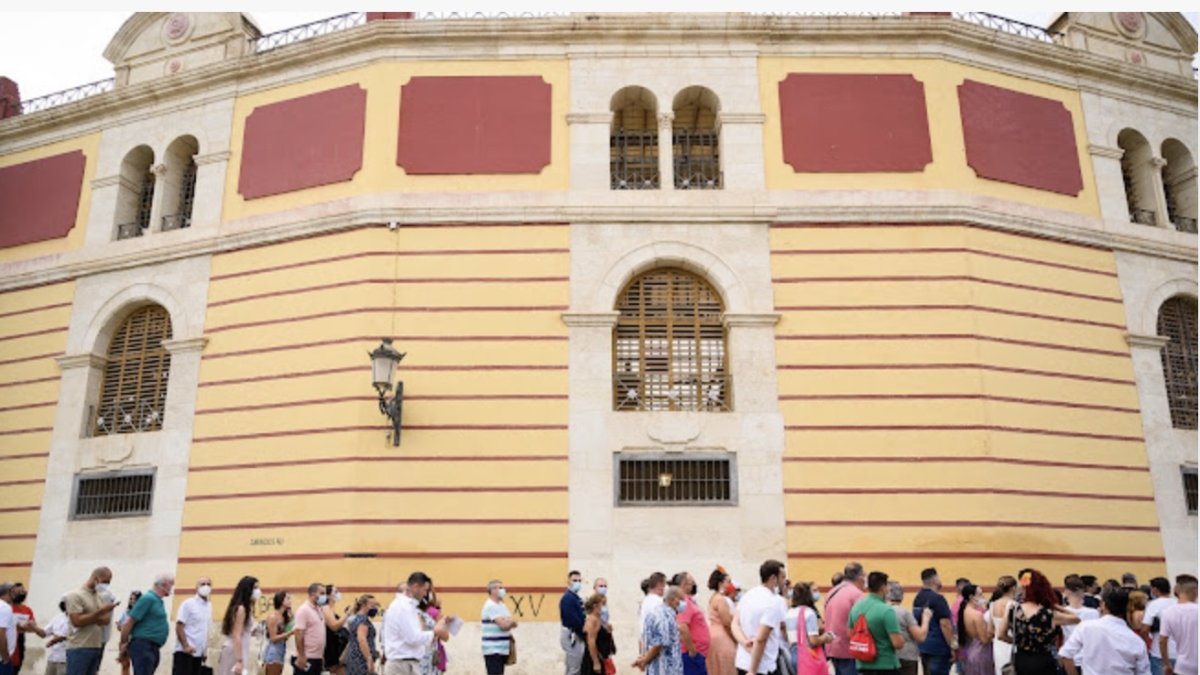 Los almerienses esperan para entrar en la Plaza de Toros