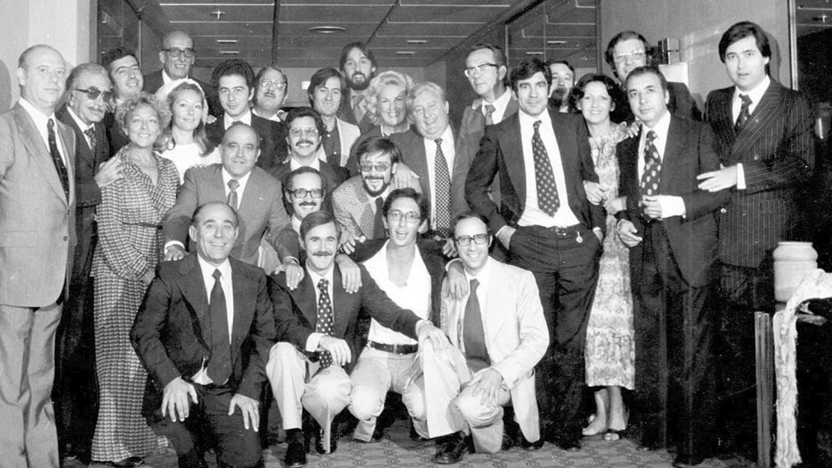 José Luis “Boby” Bustamante el día de su boda con toda la plantilla televisiva en Sevilla.