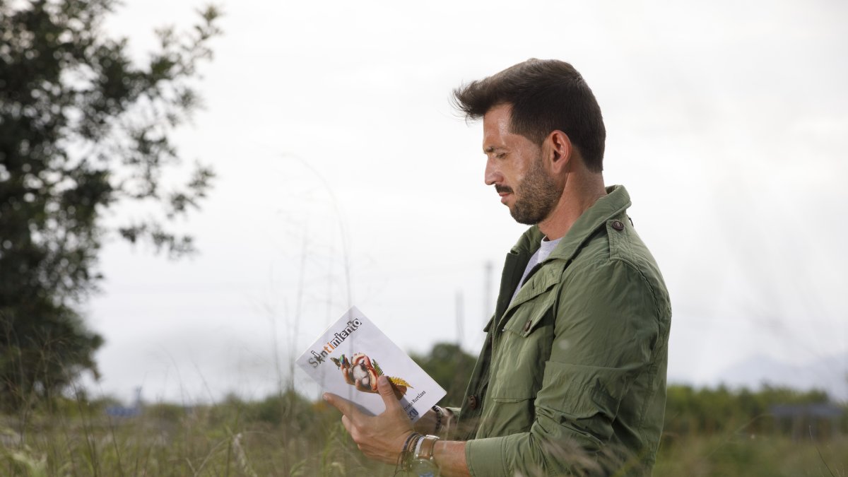Juan Carlos Prieto Martínez con un ejemplar de su obra.