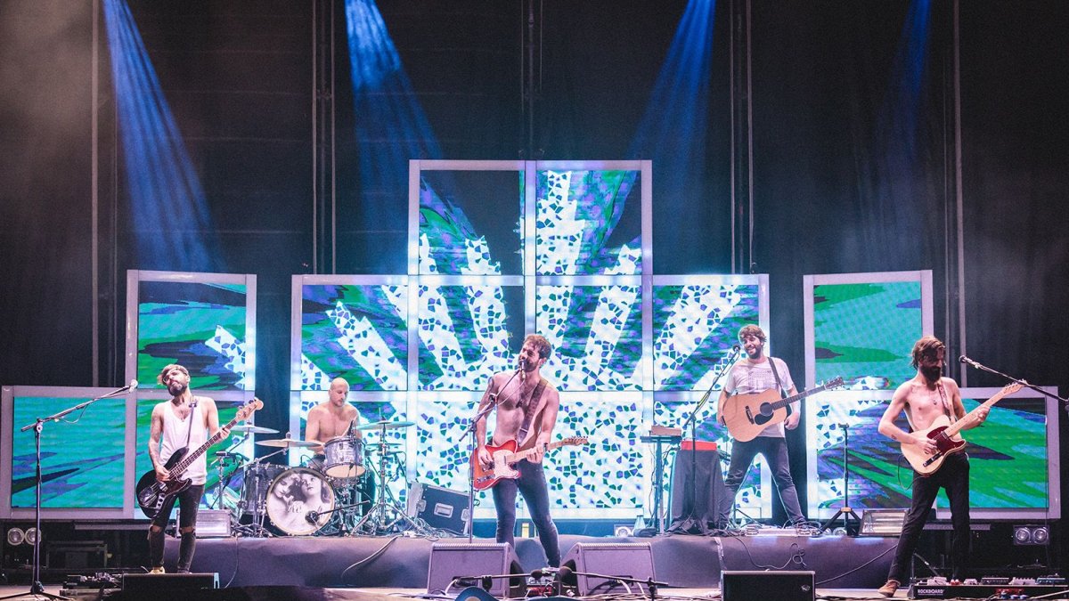 El riff adictivo y los arreglos de guitarra setenteros reforzó todavía más la conexión entre Viva Suecia y seguidores.