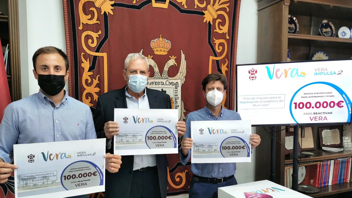 El teniente de alcalde, el regidor y el edil de Hacienda en la presentación de las ayudas.