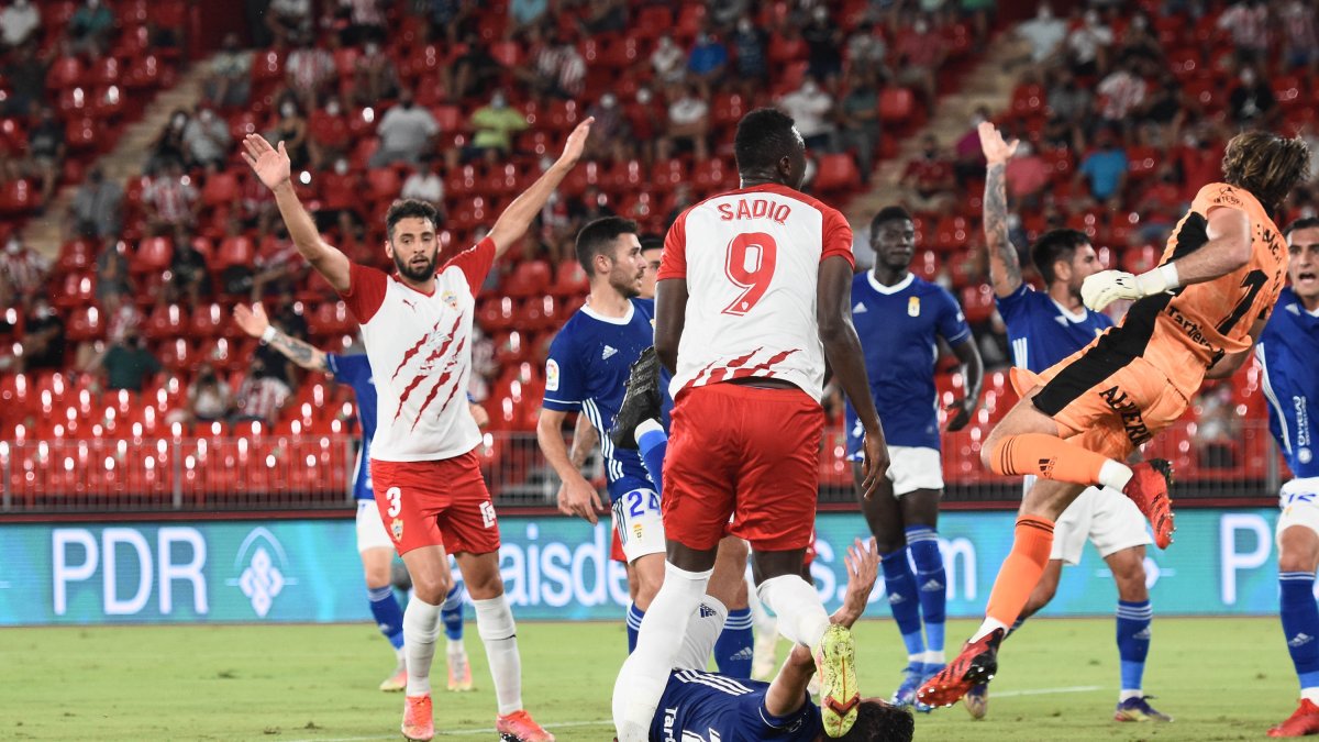 Martos levanta los brazos en el partido ante el Oviedo, donde fue titular.