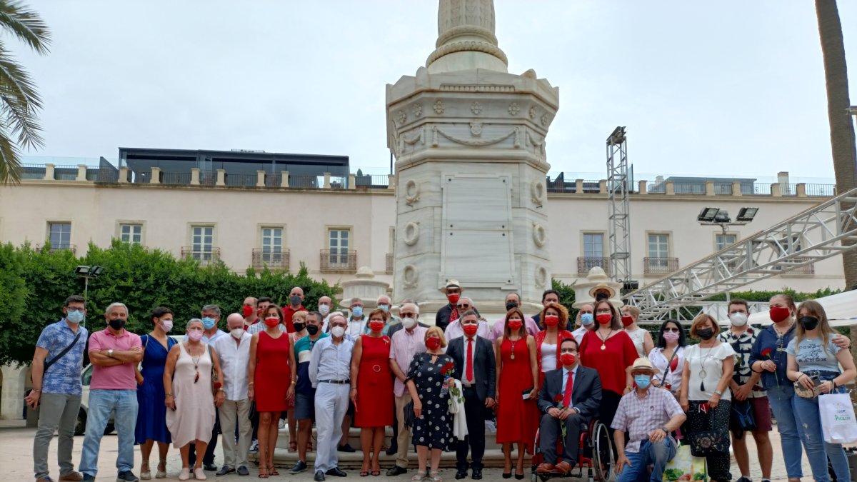 Foto de familia de los participantes en la ofrenda floral