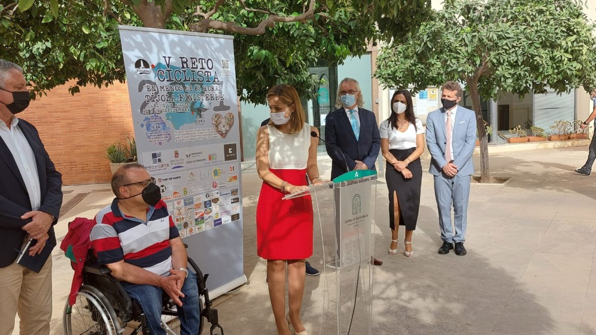 Maribel Sánchez durante la presentación del V reto ciclista solidario del Banco de Libros de Tíjola.