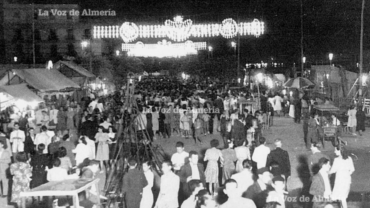 El Real de la Feria se llenaba de luces de colores aunque hubiera que pagar el montaje a plazos.
