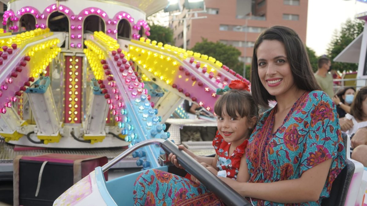 Alicia Soriano y Alba Domene subidas al ‘mono loco’, una de las atracciones más populares de la feria