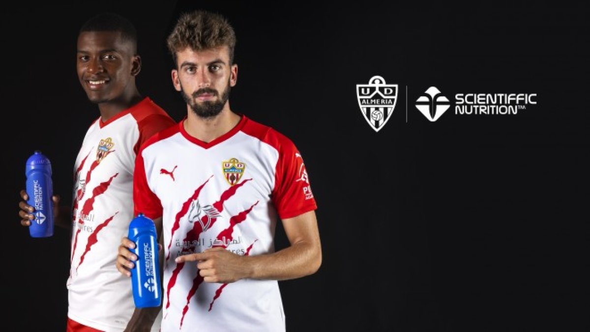 Sergio Akieme y Álex Centelles con los nuevos productos del club.