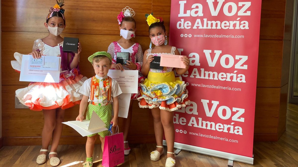 Los ganadores del Concurso de Trajes Flamencos 2021 en la categoría infantil y la más salerosa.