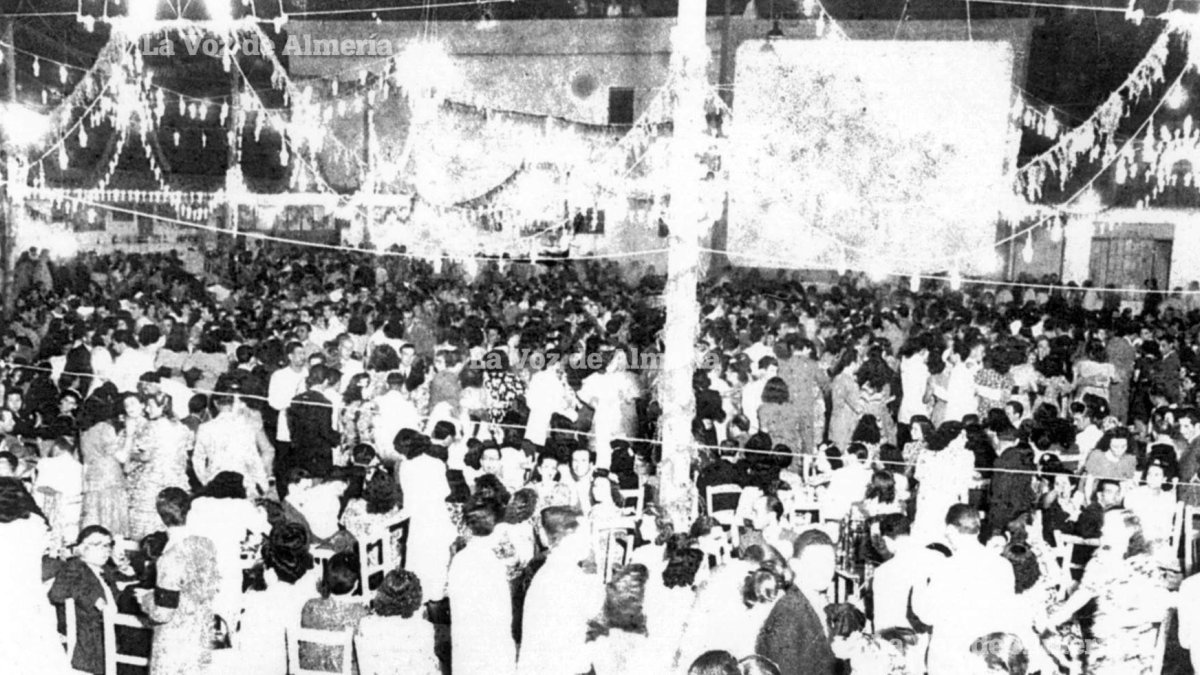En las noches de feria la terraza del Tiro Nacional se engalanaba para recibir a una multitud que bailaba hasta la madrugada en sus alegres verbenas.