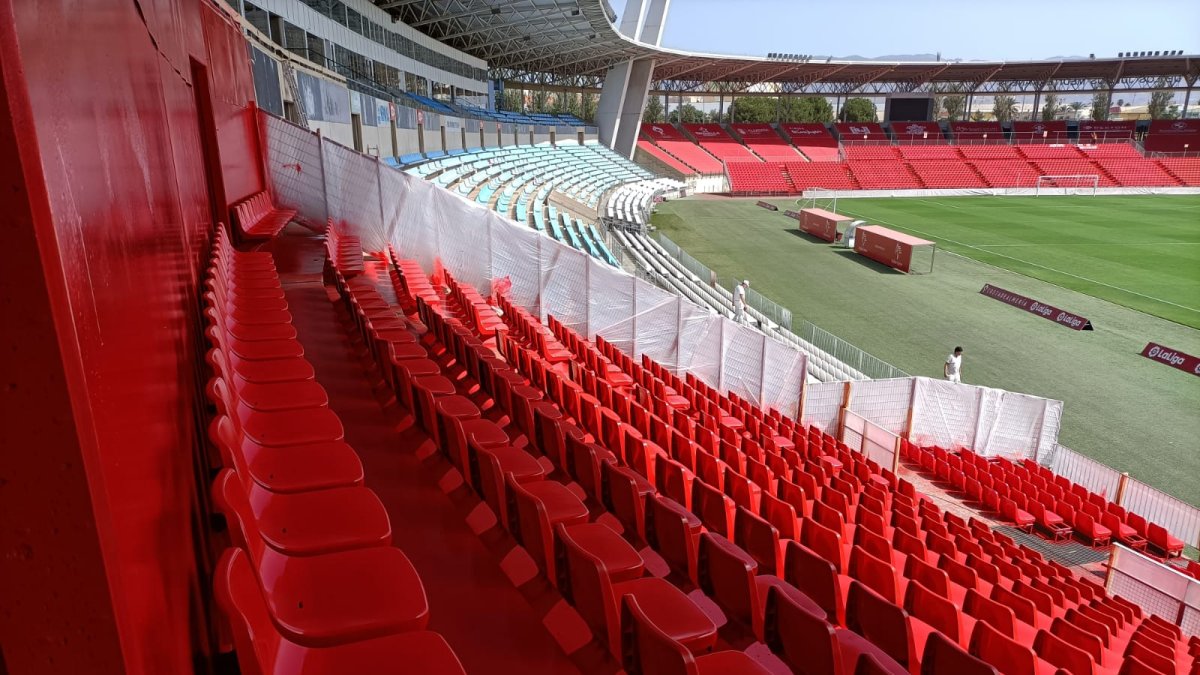 Así está la Tribuna este viernes, con los primeros asientos pitados.