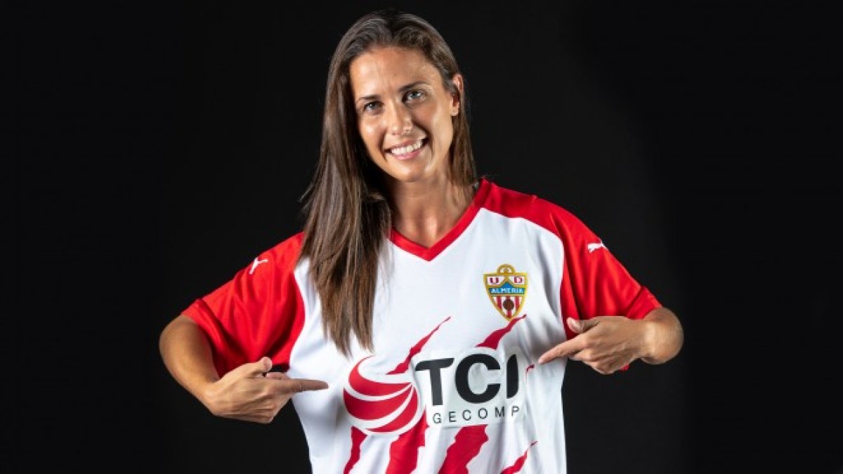 Adriana Díaz ya posa con la nueva camiseta rojiblanca.