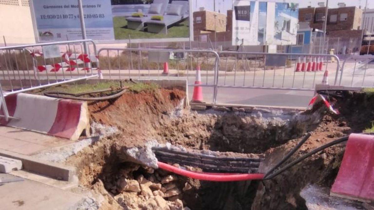Colocación de las tuberías para llevar el agua desalada