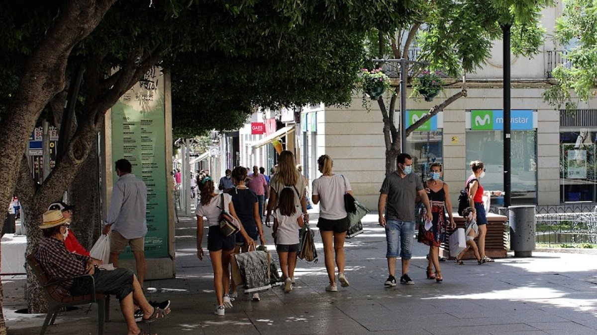 Almerienses pasean por el Paseo de la capital.