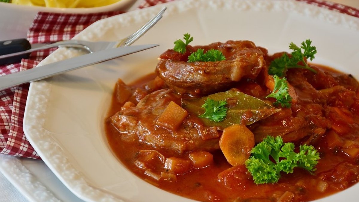 Guiso de ternera con verduras y patatas.