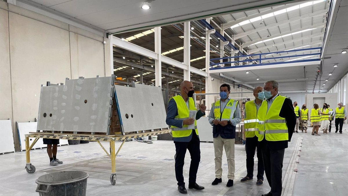 Juanma Moreno, este lunes visitando una empresa de Huércal-Overa.