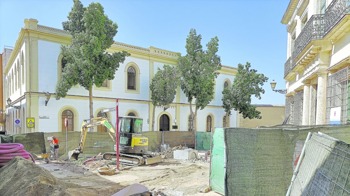 Los trabajos ya han hecho desaparecer la zona verde de la Plaza de la Administración Vieja