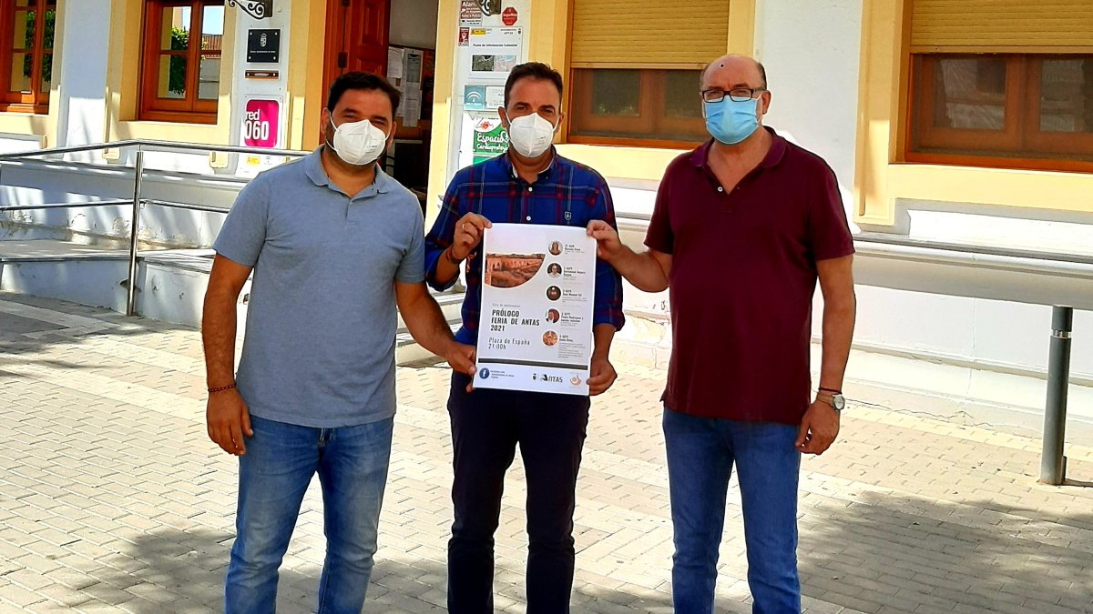 El concejal de Cultura, el alcalde y el presidente de Argaria