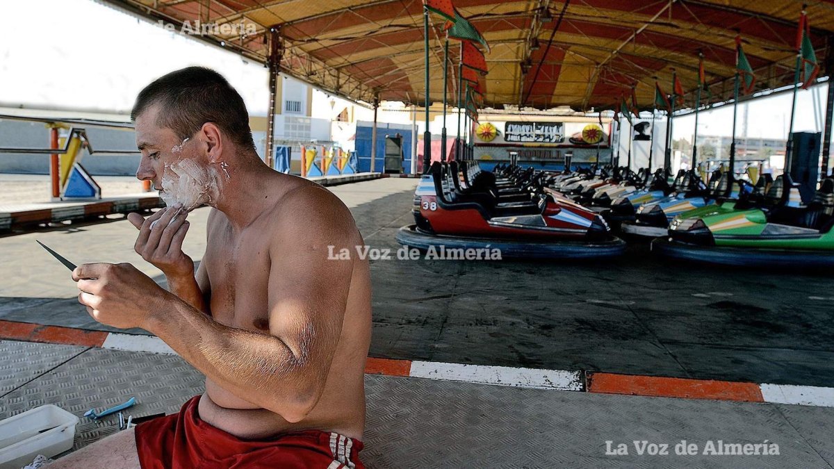Teníamos la feria tan cerca, la vivíamos con tanta fuerza que nos acababa dejando una herida cuando se marchaba. En la foto, un feriante afeitándose