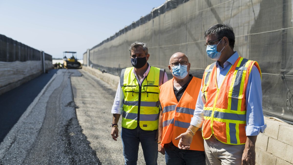 Ángel Escobar visita las obras de caminos de Adra