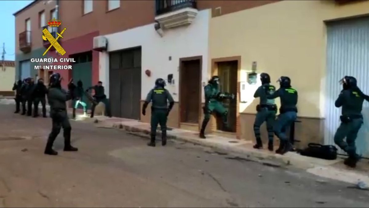 Dispositivo de la Guardia Civil accediendo a una de las viviendas.