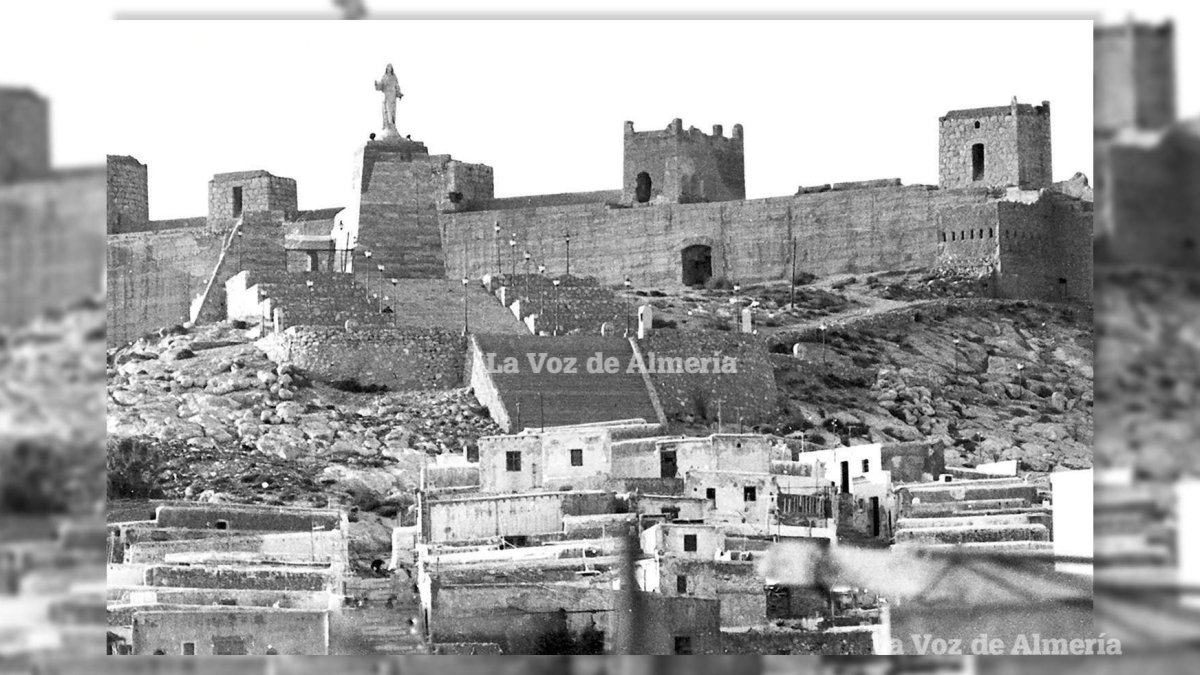 Las casillas del barrio llegaban hasta la escalinata de acceso al monumento del Corazón de Jesús. Parecían cubos sin orden sobre la ladera.