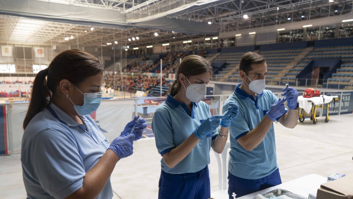 Sanitarios en el Palacio de los Juegos Mediterráneos.