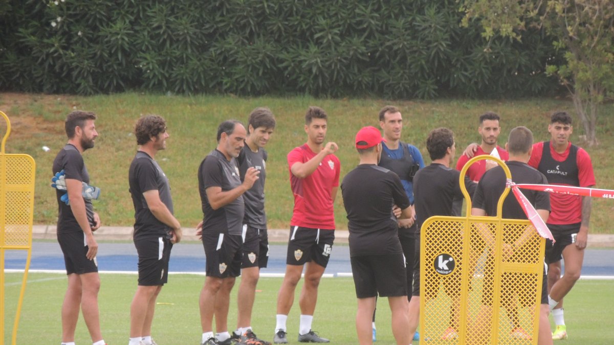 Rubi dando una charla a los futbolistas en el campo Anexo.