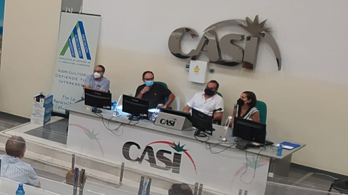 Detalle del encuentro de regantes de ayer en la CASI.