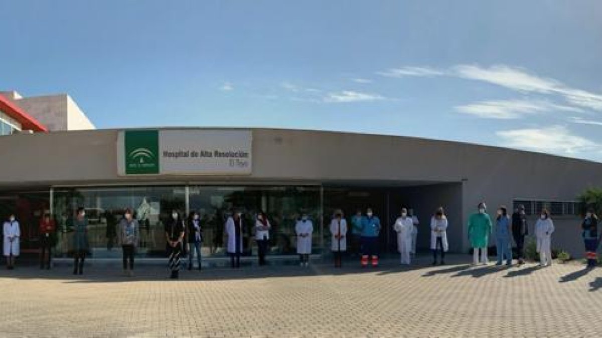 Profesionales sanitarias a las puertas del hospital.