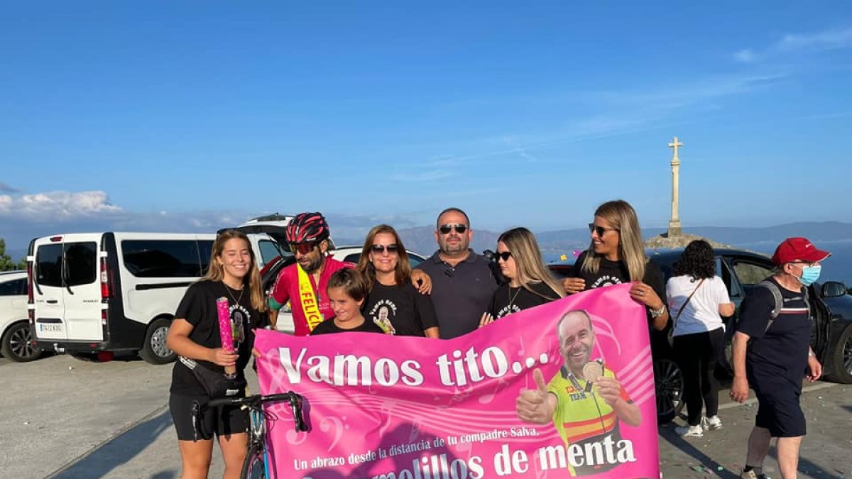 Celebración de la llegada de los deportistas a Finisterre.