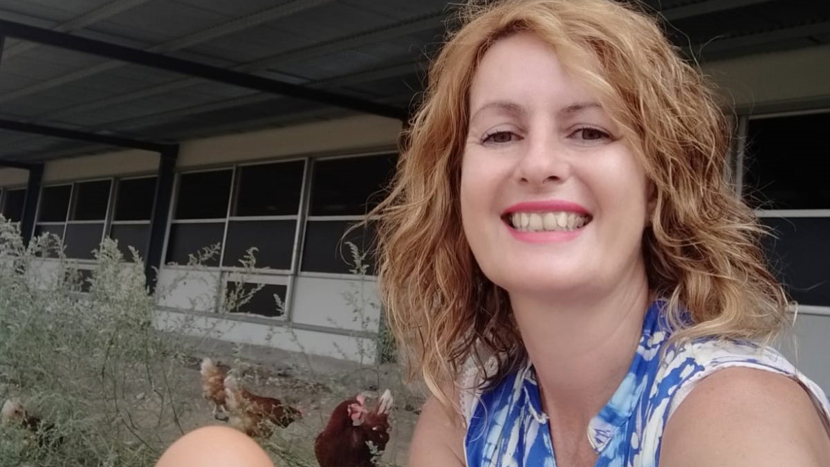 Mª Dolores López muestra uno de los huevos ecológicos que ponen sus gallinas.