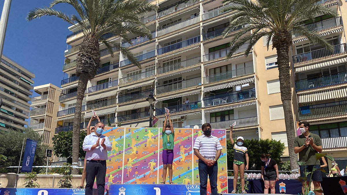 Entrega de trofeos junto al Puerto Deportivo de Aguadulce.