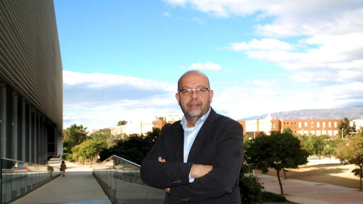 El vicerrector, Julián Cuevas rastreó las informaciones en los medios de comunicación hasta encontrar un mapa del aeropuerto de Kabul.