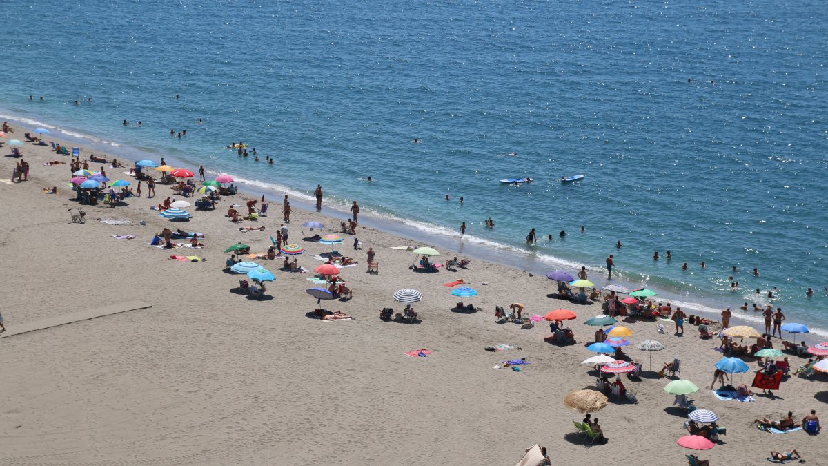 Playa del Zapillo, ayer a mediodía.