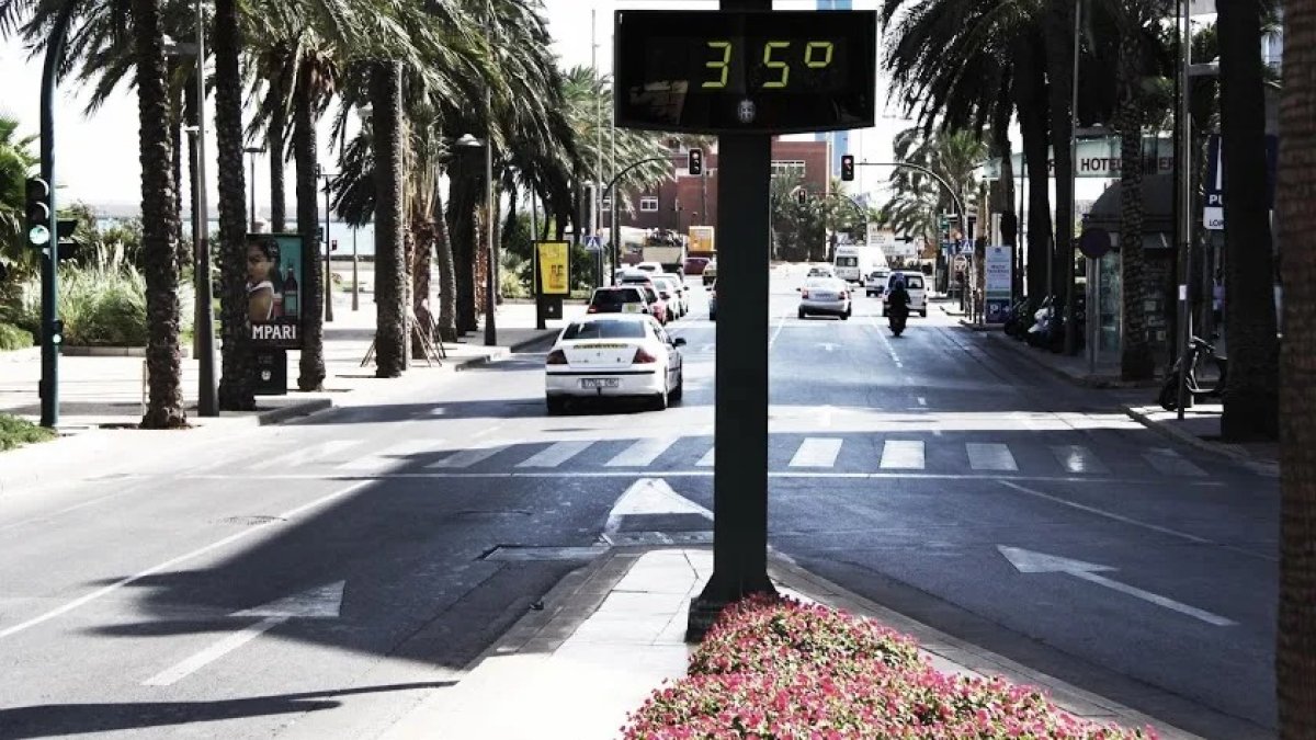 Imagen de archivo de un termómetro de la capital con altas temperaturas.
