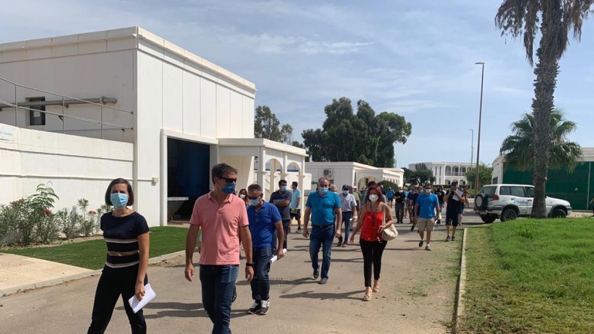 Margarita Cobos visita la depuradora con agricultores y regantes.