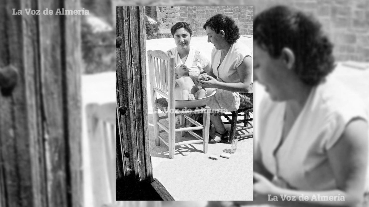 Antonio Díaz, el hijo del célebre peluquero de señoras, con su madre y con su tía cuando lo aseaban en un barreño de zinc en la puerta de su casa.