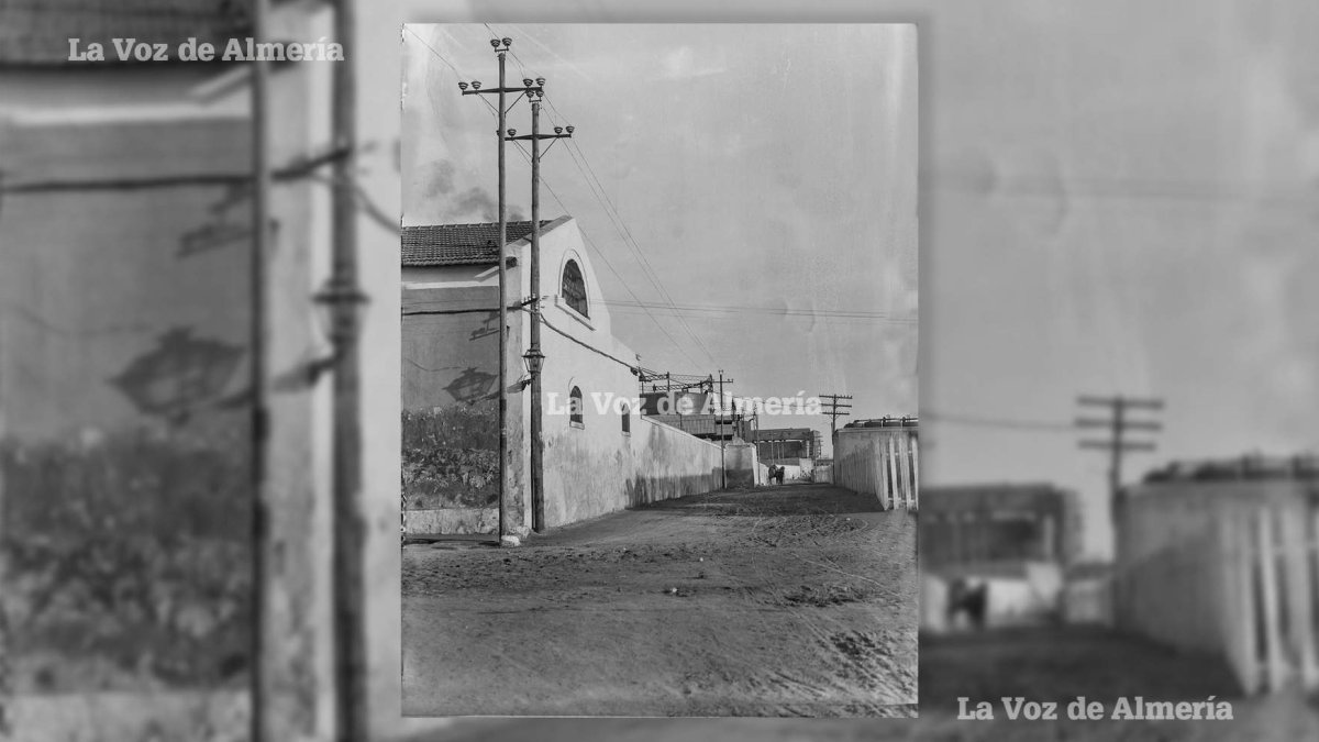 La calle que separaba las instalaciones de la fábrica del gas y el balneario de Diana. La arena de la playa llegaba hasta la Avenida de Cabo de Gata.
