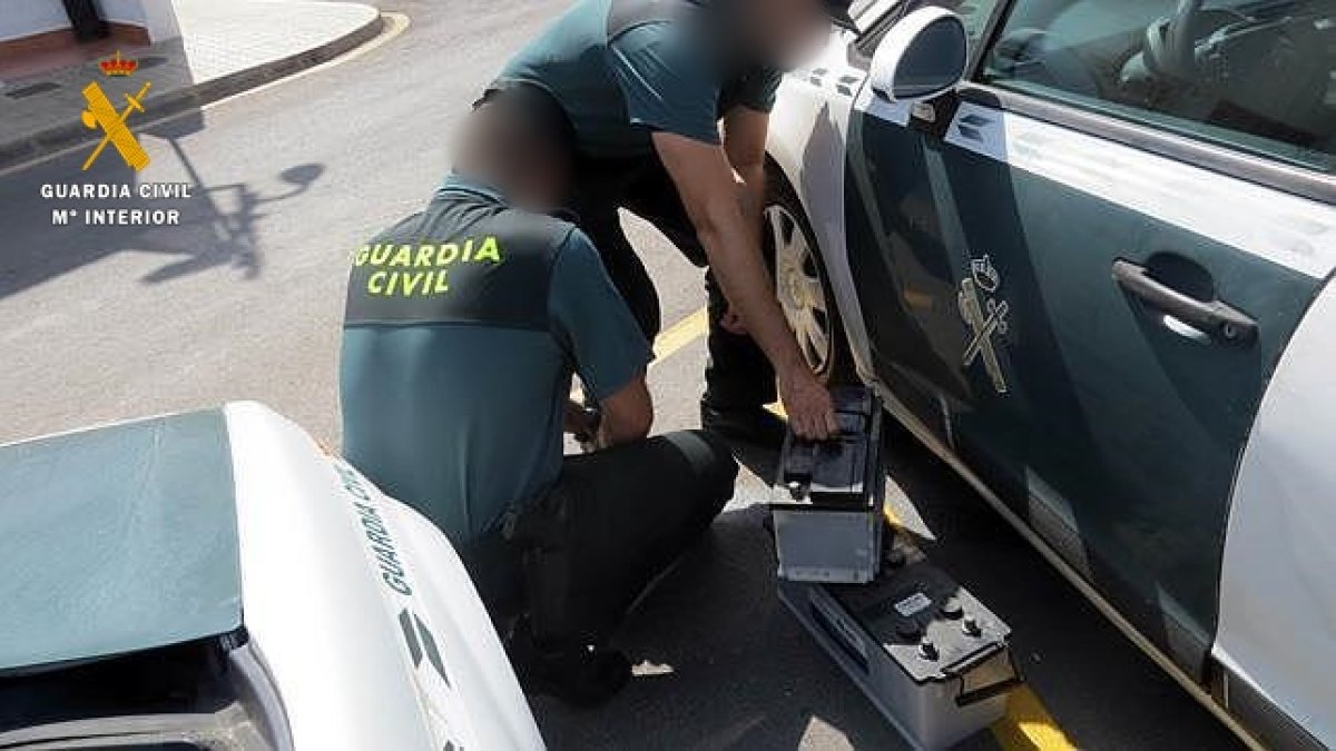 Agentes de la Guardia Civil decomisando las baterías robadas.