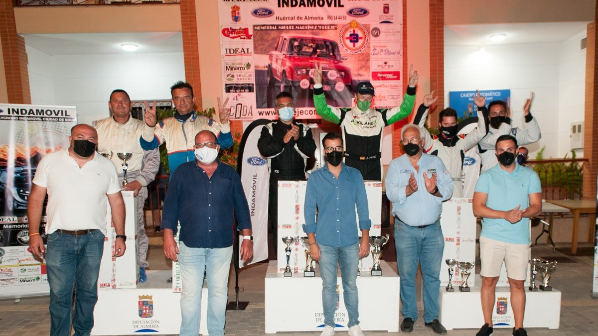 Podio de los ganadores con el alcalde de Enix, el presidente de la Federación y los organizadores.