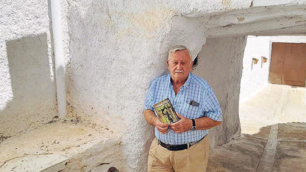 El escritor Elías Sánchez con su libro, en Alcudia de Monteagud.