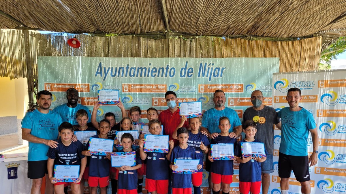 Los participantes con sus diplomas durante el II Campus de Fútbol Comarca de Níjar.