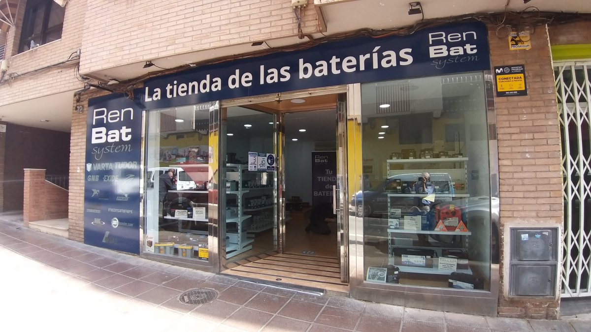 Renbat System, con 10 años cumplidos, apuesta por el comercio de proximidad con su tienda en el centro de Almería.